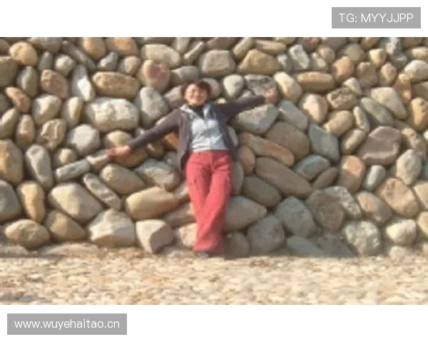 季丽萍穿得比明星还讲究，这身价到底藏了多少秘密？